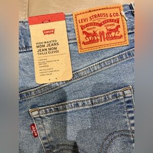 BNWT Levi's Light Blue Denim Jeans with Tan Stitching